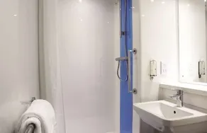 Travelodge Frimley Hotel - Image 3