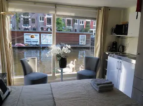 The Guest-Houseboat - Image 5
