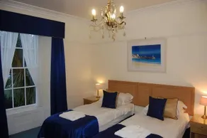 Warwick House - Image 5