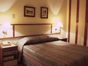 Colonial Plaza Hotel - Image 4