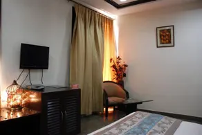 OYO Rooms Hauz Khas District Park - Image 2