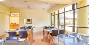 Hotel Crystal Court - Image 3