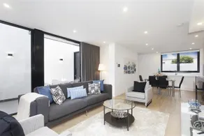 Luxurious Townhouse in Perfect Location - Image 2