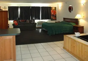 Zellar's Village Inn - Image 4