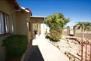 Mo Nize Villa Guesthouse - Image 1