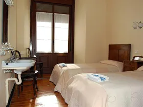 Hostal Paris - Image 2