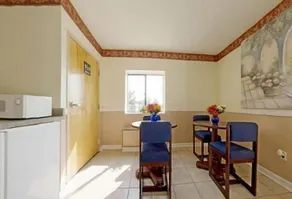 Budget Inn Charlotte - Image 4