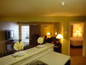 River Oaks Suites & Apartments - Image 2