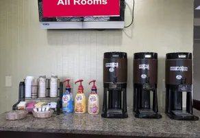Red Roof Inn Ames - Image 2