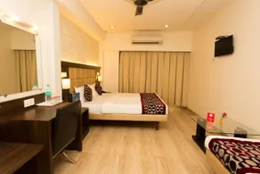 OYO Premium Navi Mumbai Palm Beach Road - Image 3