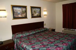 American Inn & Suites - Image 5