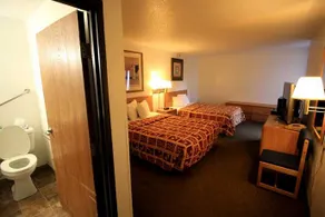 Norwood Inn and Suites - Roseville - Image 2