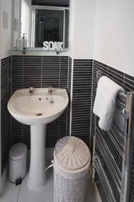 Bank Side House by KVM Serviced Accommodation - Image 2