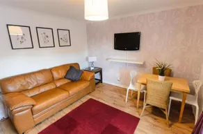 Annandale Street Quiet Central Family Apartment with Parking - Image 4