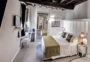 Town House Spagna- luxury Rooms with Jacuzzi Bath - Image 3