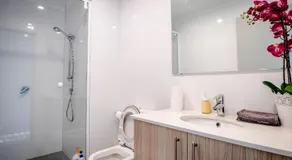VIP STAYS - MODERN WATSON PLACE - Image 4