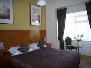 Grove Guest House - Image 4