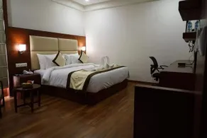 Hyphen Ujjwal Premier Hotel - Image 4
