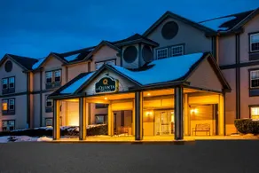 La Quinta Inn & Suites by Wyndham St. Albans - Image 4
