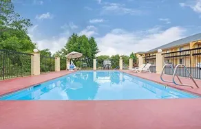 Super 8 Newnan - Image 5