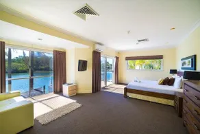 Holiday Home Sanctuary Cove Blue - Image 3