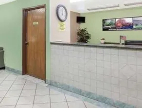 Super 8 by Wyndham Munfordville KY - Image 3