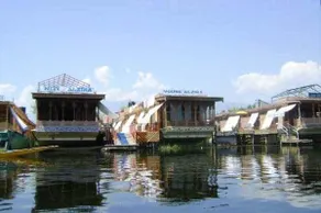 Young Alzira Group of Houseboats - Image 2