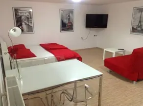 Red Travel Apartment - Image 4