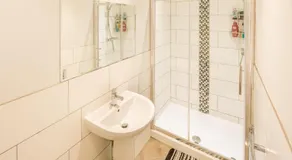 Stylish 3 bedroom house - FASTEST WIFI and Jacuzzi Bath - Image 5