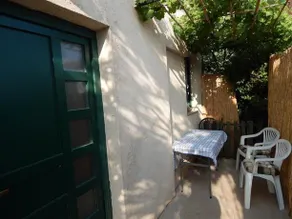 Apartment Tomato - Image 2