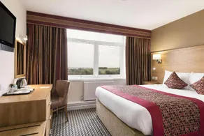 Ramada Resort by Wyndham Park Hall Wolverhampton - Image 2