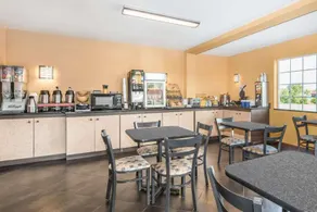 Quality Inn - Image 4