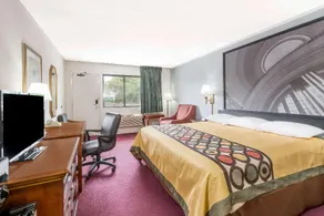 Super 8 by Wyndham Elyria - Image 3