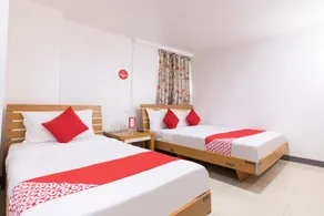 Lucky Hotel by OYO Rooms - Image 3