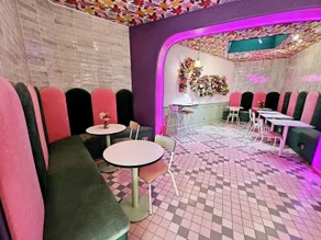 Pink hotel - Image 5