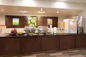 La Quinta Inn & Suites by Wyndham Minneapolis Bloomington W - Image 3