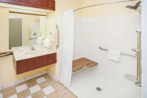 Halsted Inn and Suites Harvey - Chicago Southland - Image 4