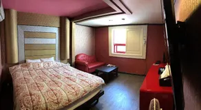 Public Hotel - Image 4