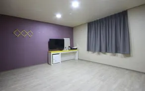 Q Motel - Image 3