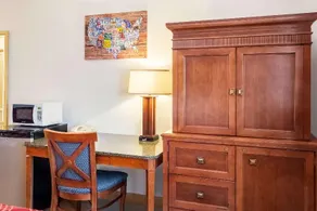 Econo Lodge Inn And Suites Ma - Image 2