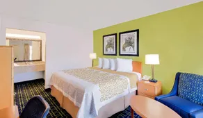 Days Inn by Wyndham Easton - Image 4