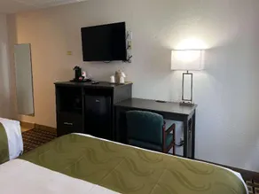 Econo Lodge - Image 5