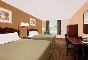 Howard Johnson by Wyndham Cleveland - Image 2