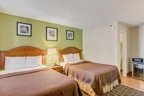 Travelodge by Wyndham Savannah Midtown - Image 3