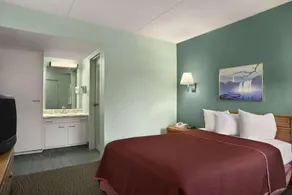 Howard Johnson Inn - Sandusky Park N. Entrance - Image 3
