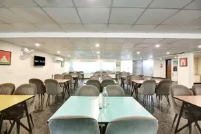 Saltstayz Hotel Huda City Center - Image 4
