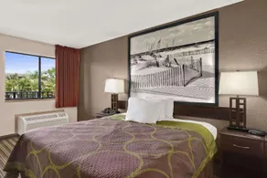 Super 8 by Wyndham Fort Myers - Image 4