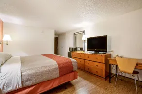 Howard Johnson by Wyndham Albert Lea - Image 3
