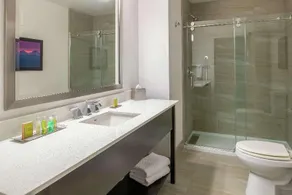 DoubleTree by Hilton Hotel Portland - Tigard - Image 2