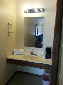Holiday Pines Motel - Image 5